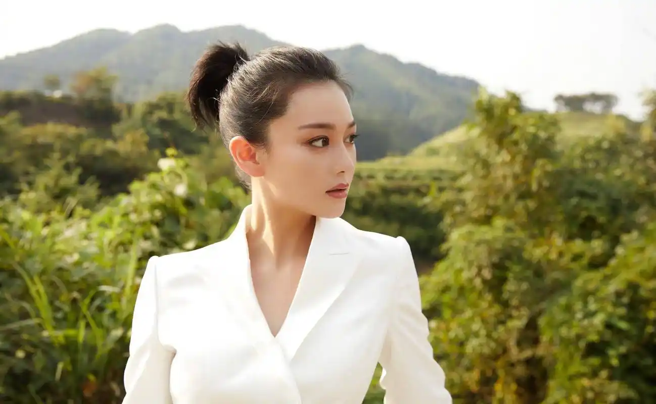 原创张馨予晒稻田美照气质出众不愧是最美军嫂衣服却和周围环境不和谐