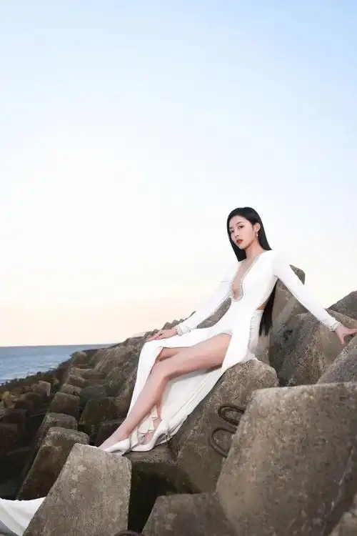 孙芮一袭白色高开衩长裙,干净简洁,雪肌长腿,展现优秀身材比例|深v