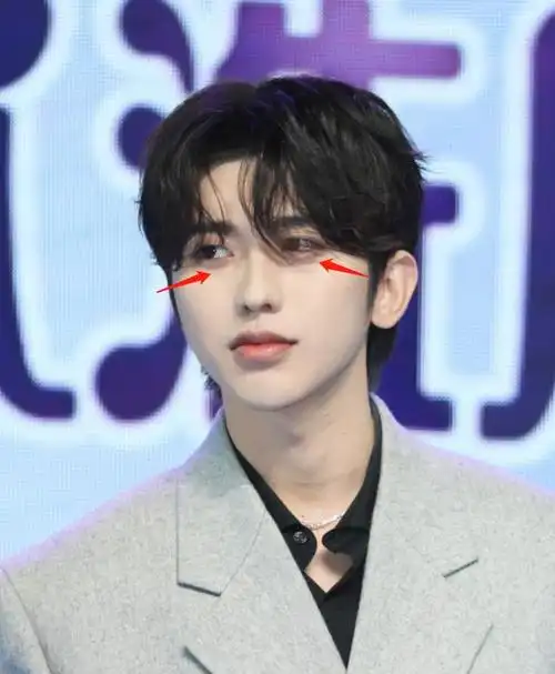 如果仔细看,强力美颜之后的蔡徐坤很像另一位男星,那就是张子枫的绯闻