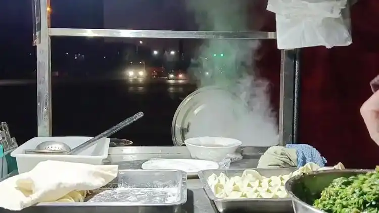 夜市摆摊卖水饺大客户又来了连在这吃带打包这样卖真过瘾