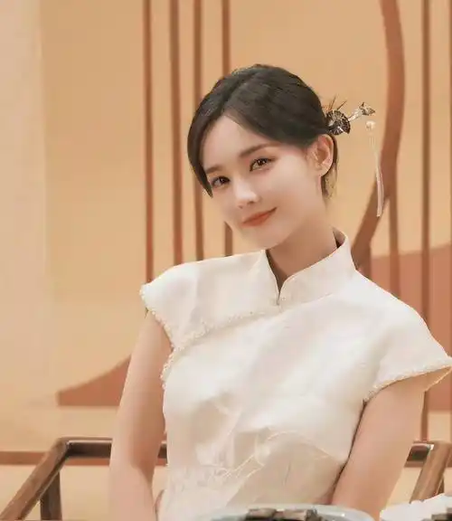 李一桐变身"民国名媛",米色珍珠旗袍魅力十足!
