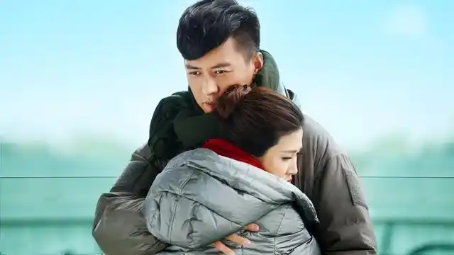 而2017年同样一部由由易寒执导,靳东,潘虹,童蕾,王芷璇等主演的当代