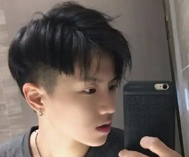 男生两边短的发型有什么特点?哪些男生适合两边短造型?-图1