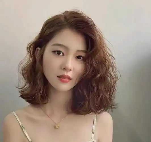 想换一个发型有什么好看的(大变样发型图片)图1