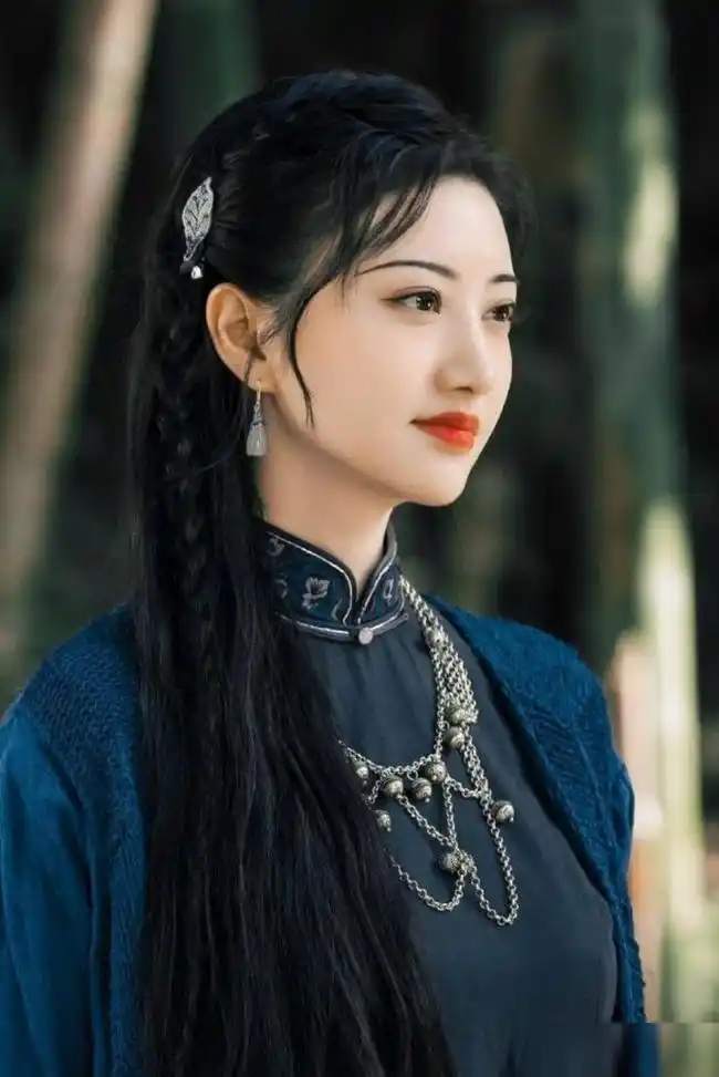 司藤热播,旗袍火了!配上玉镯,这样的东方美才经典!