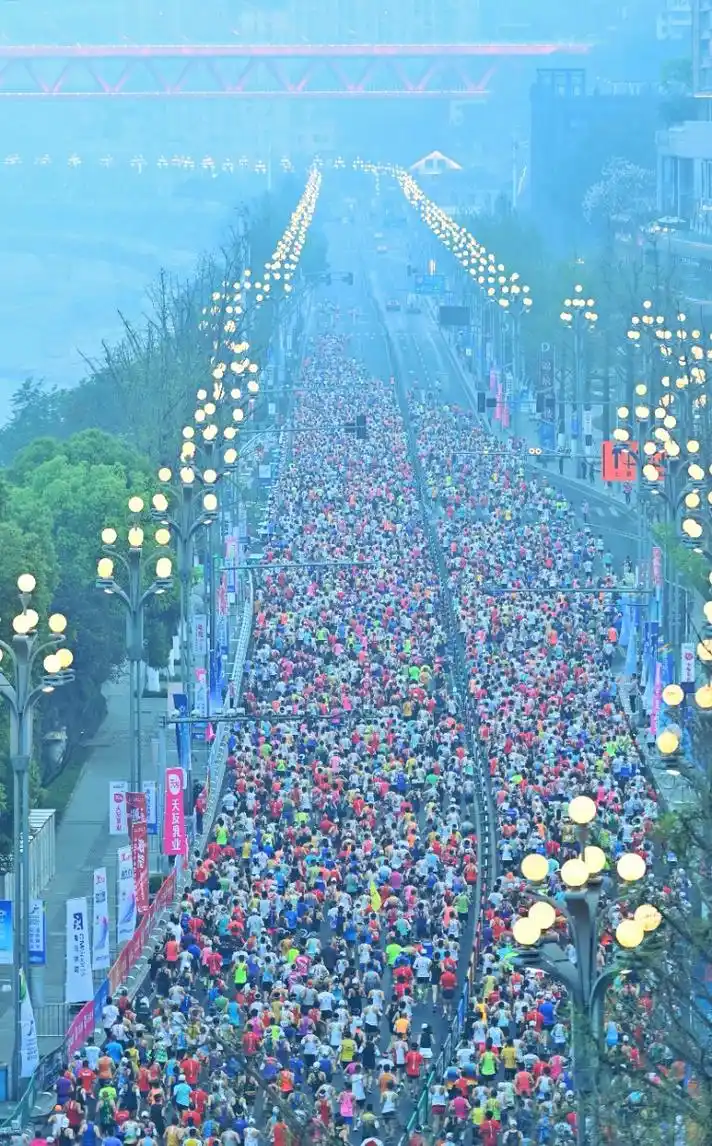 (直播)图集|2024重庆马拉松于今日鸣枪开跑