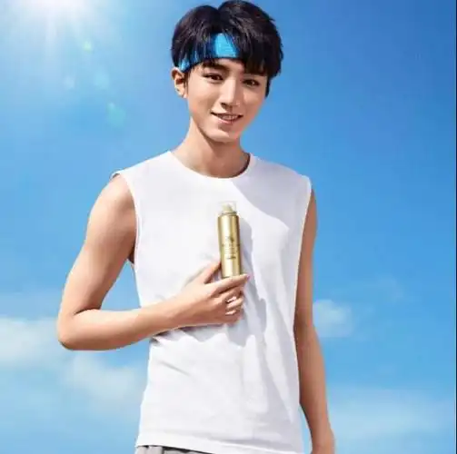 王俊凯写真大露身材,看到最后一张,粉丝直呼受不了