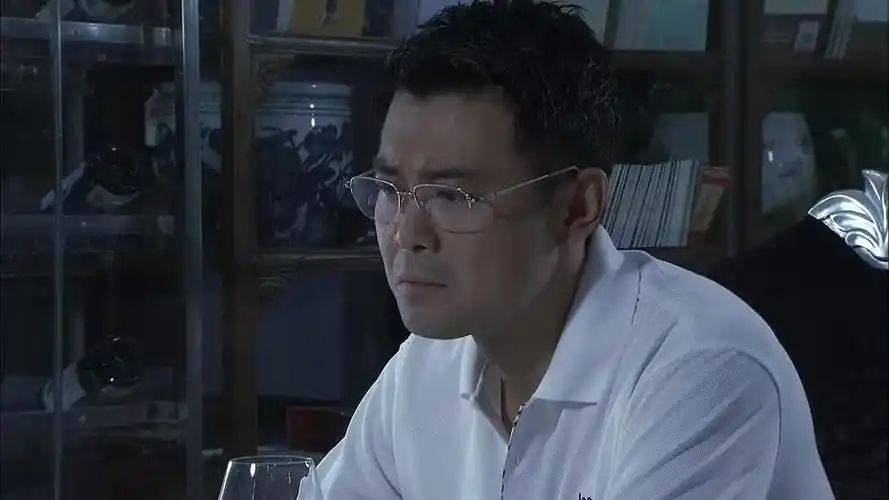 谎言背后刘思佳终于看清孙子明的真面目怒得直接泼他一脸酒