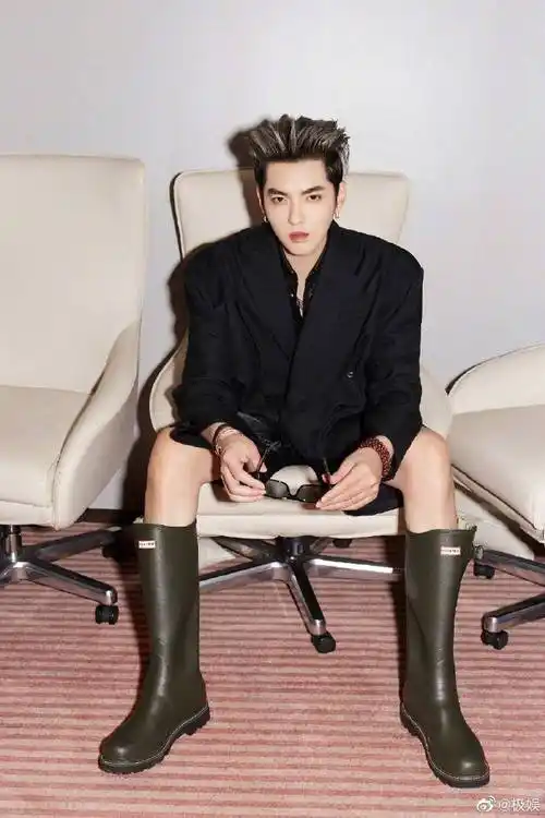 吴亦凡赛博朋克风造型