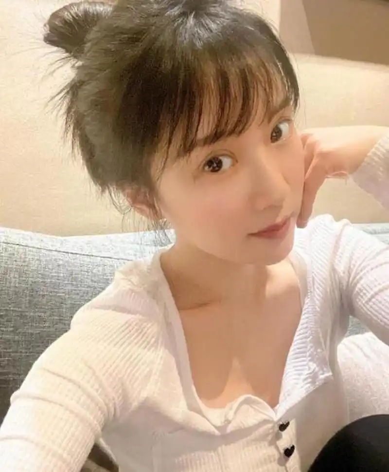 李念怀三胎好精致,耳环项链价值不菲.  她过上了海藻的生活!