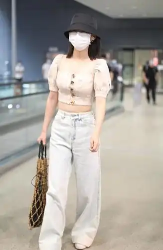 李沁这是胖了?露脐泡泡袖太显肚子,近距离看到马甲线我酸了