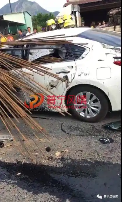 据网友称,车祸发生时轿车和拖拉机迎头相撞,拖拉机上满载的钢筋瞬间