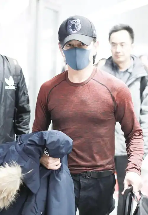 吴奇隆身材好壮实穿休闲运动上衣显肌肉块真能给人安全感