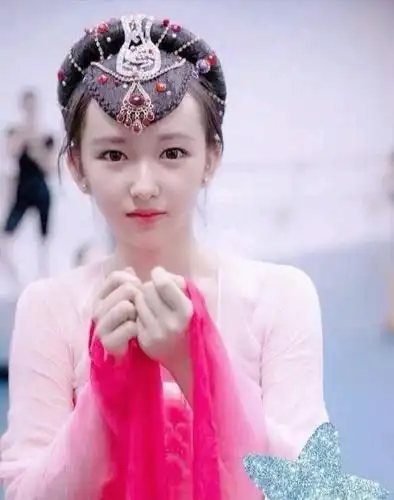 程潇素颜过安检被拍照对比14岁的童颜网友没看出区别