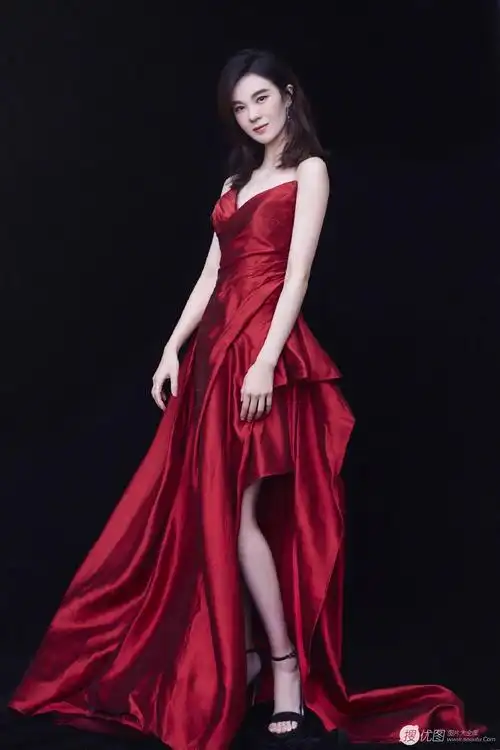 郁可唯性感优雅抹胸红色长裙礼服迷人写真图片 郁可唯,连衣裙美女,女