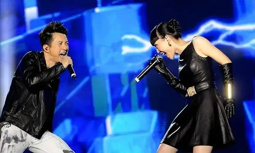 在《好》舞台上,吴莫愁的歌声打动了庾澄庆老师,庾澄庆将她收做自己的