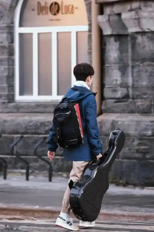 王源背影照安全感满满