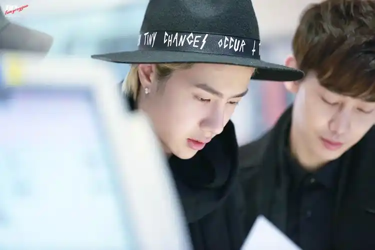 uniq王一博 机场好看哭 - 堆糖,美图壁纸兴趣社区