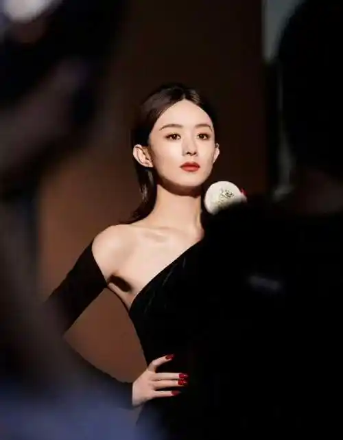 赵丽颖在娱乐圈中简直是励志的典范!她虽然出生于农村,但是凭借着