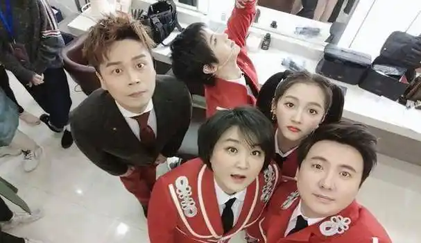 关晓彤沈腾耍小聪明暗藏浴帽戴上后,一个像小女孩,一个像老太太_节目