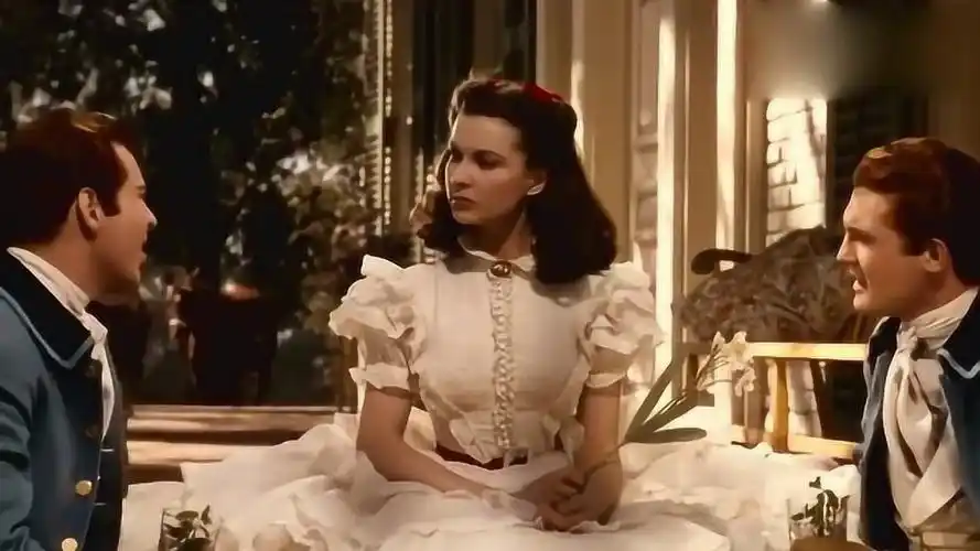 飘费雯丽出场的这个画面太经典穿裙子美得惊为天人