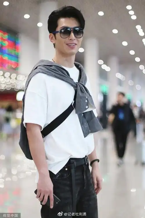 窦骁承认恋情后首度亮相机场 外套当披肩时尚型男开心任拍