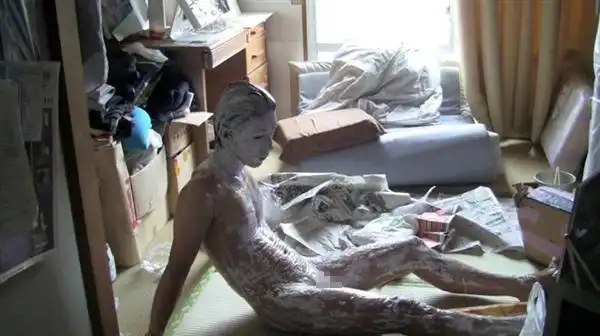 日本男子体验"蜕皮":浑身涂满白胶