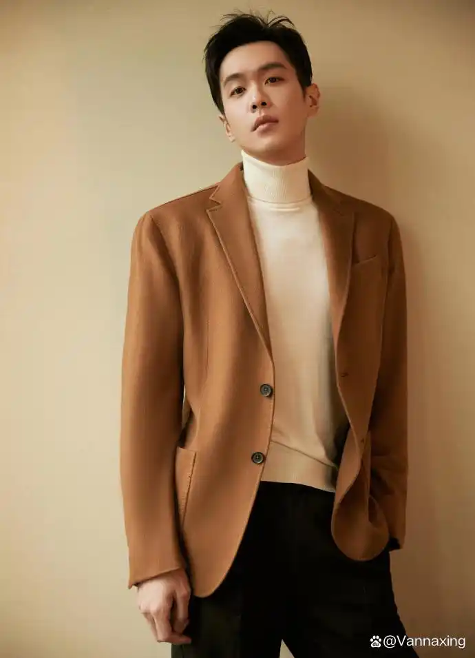 张若昀穿棕色西装,展现儒雅气质