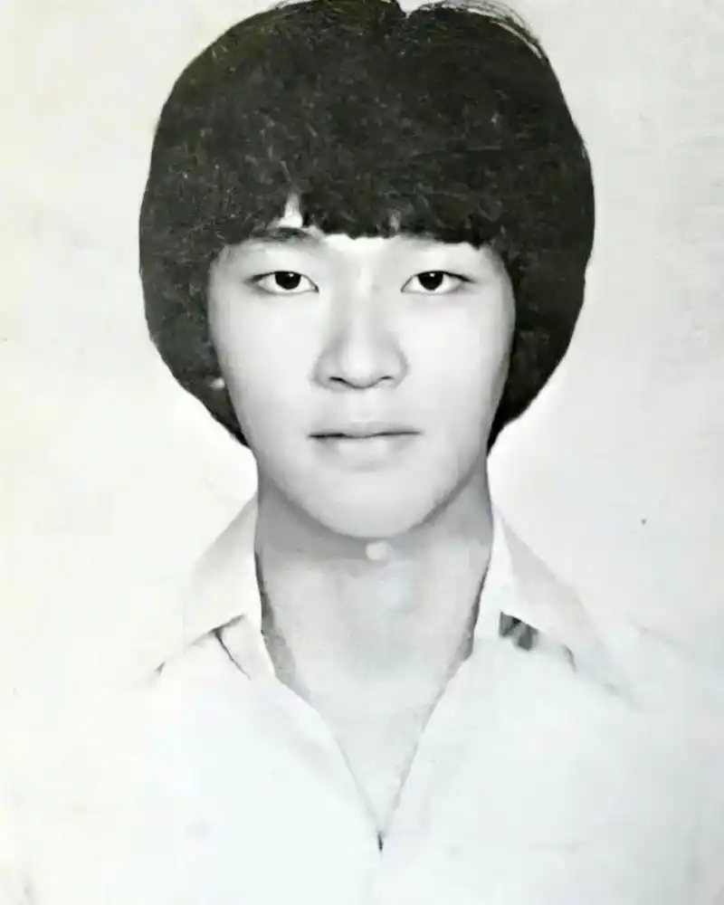 周星驰年轻时的老照片,单眼皮,现在是双眼皮!