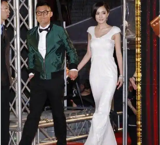 杨幂baby同穿白色礼服,前凸后翘好性感,谁是魔鬼身材一目了然!