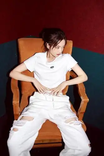 李庚希时尚大片表现力十足 冷艳vs甜美演绎纯白精灵颜