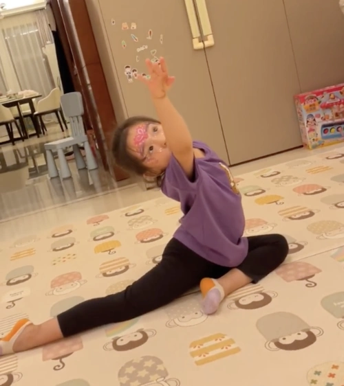 小酒窝自创舞蹈,一字马易如反掌天赋尽显,董璇超大豪宅意外曝光