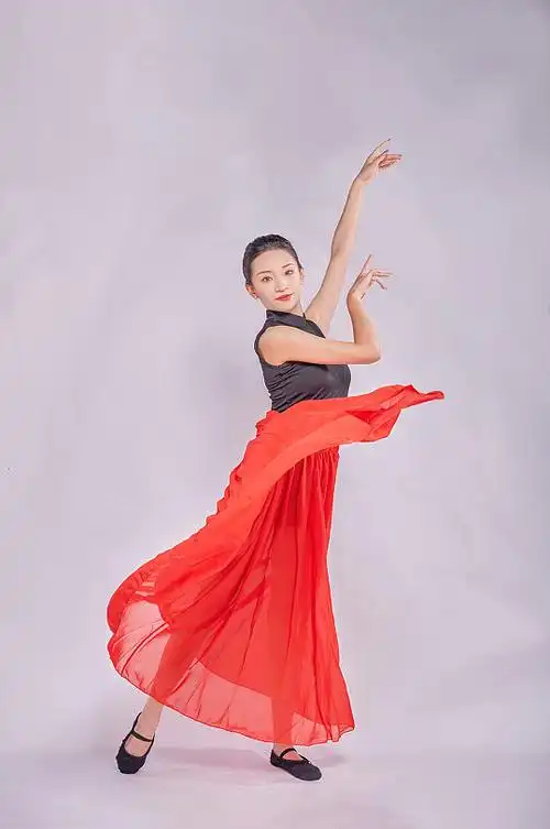 现代舞蹈跳舞人物精修摄影图片