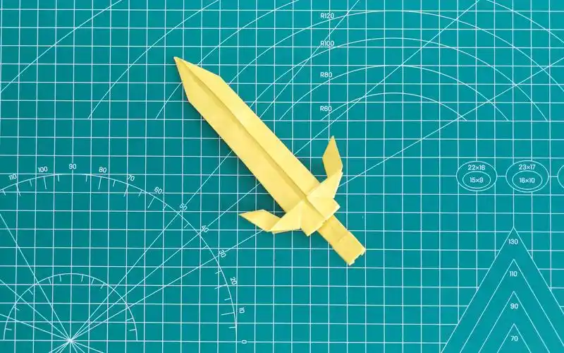 【折纸-教程】教你一张纸折一把超酷的宝剑,,谁还没有个武侠梦!