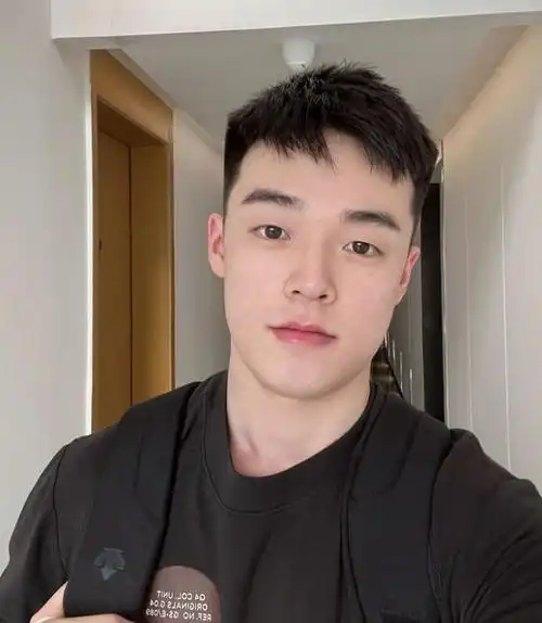 "两边铲光,中间不动",男生剪这3款发型潮流帅气,提升颜值!