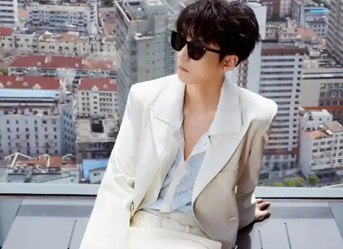 西服眼镜造型#王俊凯今日线下活动图9615一身白西装领矜贵又帅气