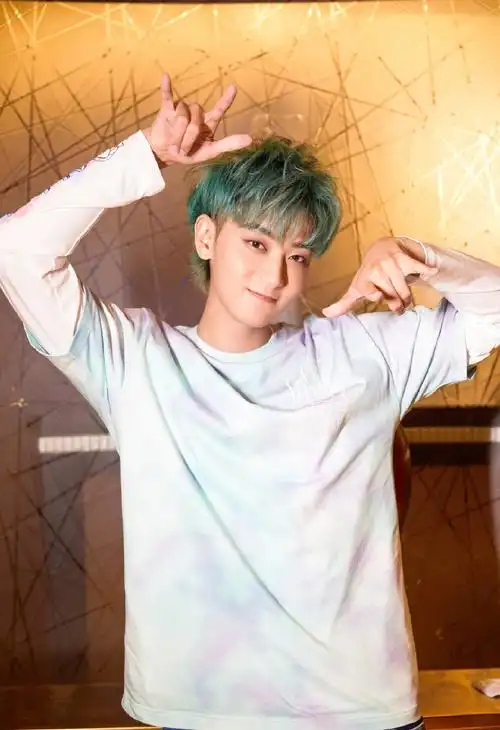 黄子韬薄荷绿发色造型图片