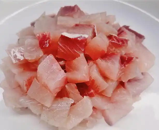 的料酒抓拌均匀,让其腌制半小时至入味半小时后,待腌制的鱼肉丁入味