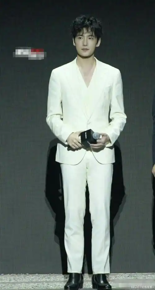 杨洋活动生图曝光眼神呆滞还发腮