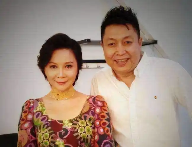 2010年,郭达送蔡明回家,结果蔡明的丈夫丁秋星拖着蔡明就进屋了_合作