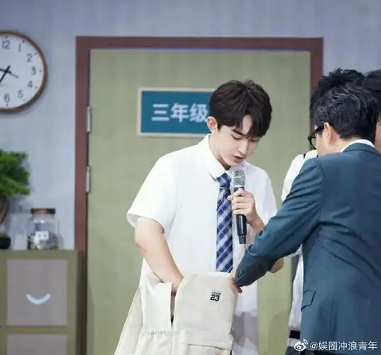 y1s1郭俊辰的校服照少年感真的好足,仿佛一下子就回到了高中时期野沣