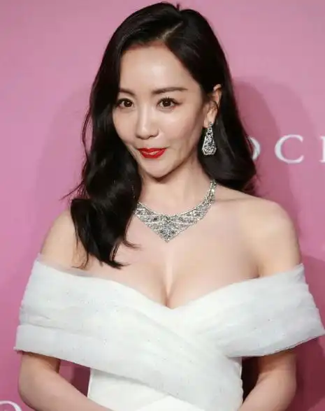 杨蓉惊艳亮相活动,一身白色抹胸礼服,"把握"不住!