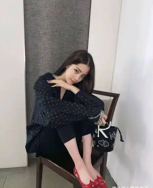 欧阳娜娜真会穿,黑衬衫搭配刺绣花纹红鞋子,够经典够时髦_图案_传统
