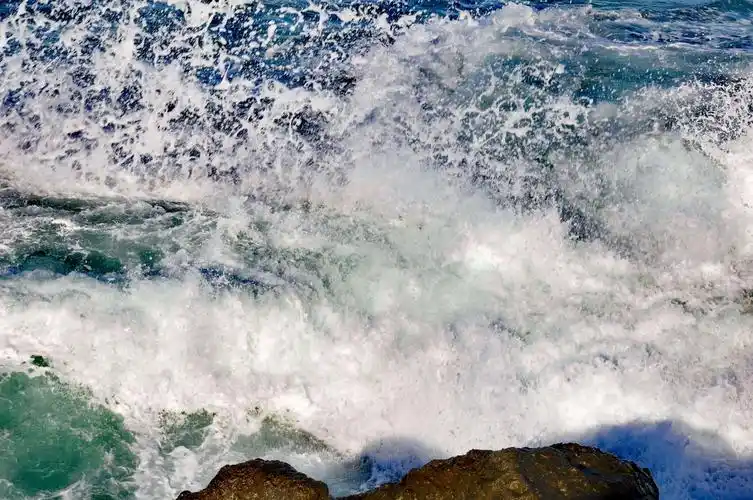 岸边尽看浪花飞溅拍岸!
