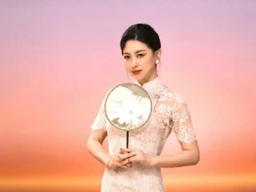 《乘风2023》中,朱珠在舞台上出现,身穿一袭旗袍,展现出温婉大气的