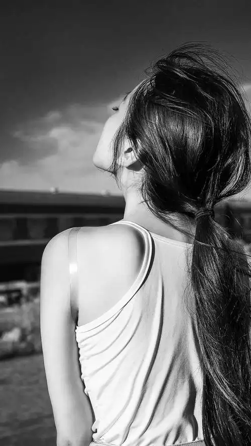 黑白女生背影,锁屏图片,手机壁纸,女性-回车桌面