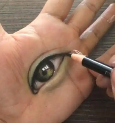 男子一觉醒来发现手掌上长出一只眼睛瞬间不淡定了