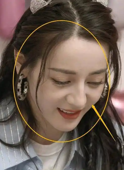 可以看到法令纹在拉进镜头的时候又消失不见了,而且迪丽热巴的脸是