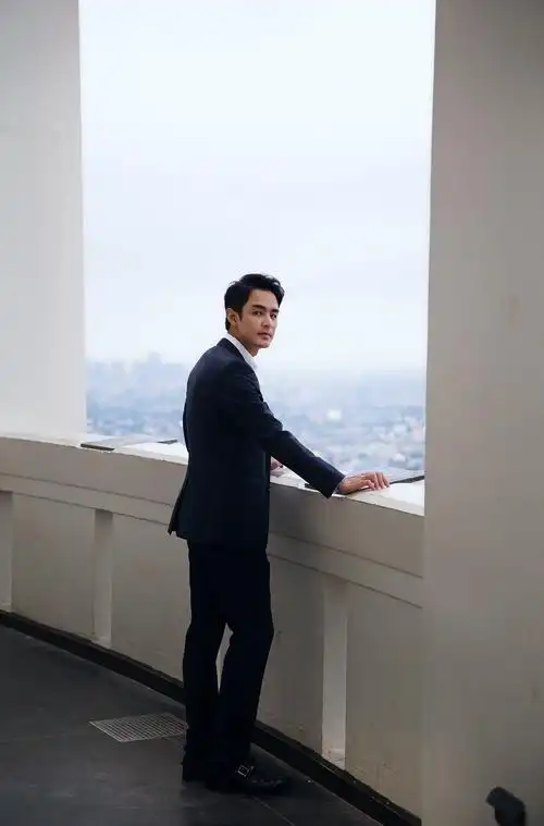 明道西装加身气场十足,修身剪裁凸显的好身材令人艳羡,同时深邃的眼神