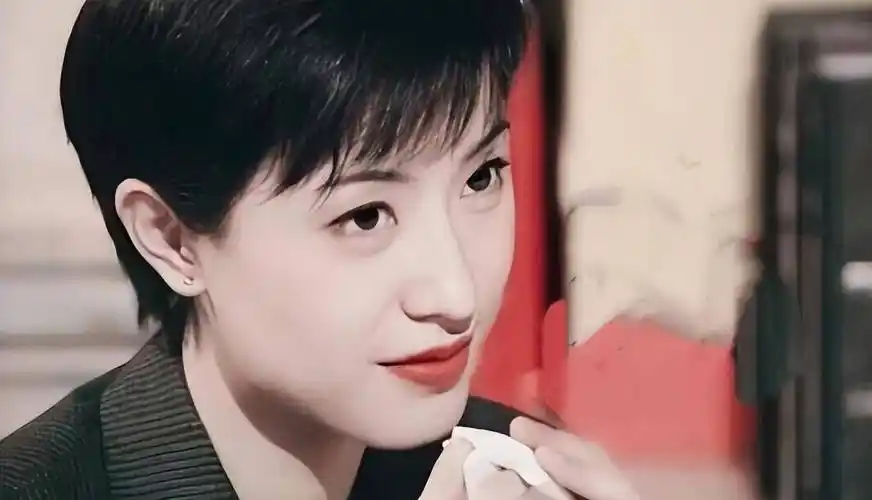 不得不说陈法蓉的短发造型驾驭能力超强,她能轻松驾驭侧分背头造型.